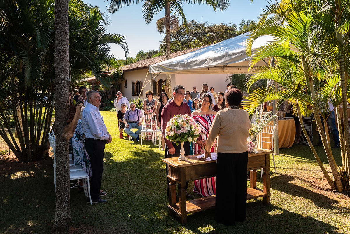 Plano superior dos noivos - CASAMENTO DE DIA - CASAMENTO AO AR LIVRE - CASAMENTO EM SÃO PAULO - FOTÓGRAFO DE CASAMENTO EM SÃO PAULO - RODRIGO MARTIN FOTOGRAFIA