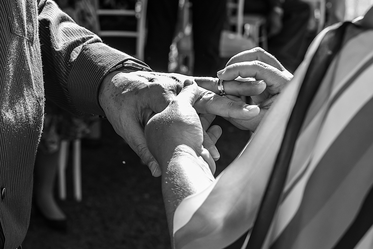 Noiva colocando a aliança no noivo - CASAMENTO DE DIA - CASAMENTO AO AR LIVRE - CASAMENTO EM SÃO PAULO - FOTÓGRAFO DE CASAMENTO EM SÃO PAULO - RODRIGO MARTIN FOTOGRAFIA