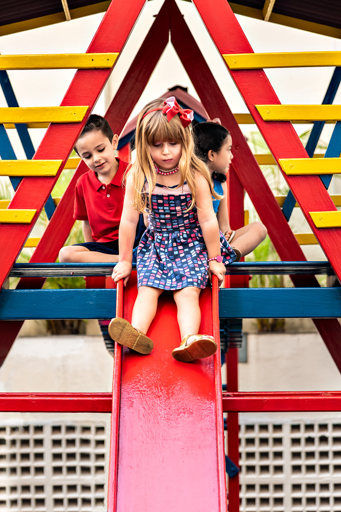 Menina descendo o escorregador - ANIVERSÁRIO INFANTIL EM SÃO PAULO - FOTÓGRAFO DE ANIVERSÁRIO EM SÃO PAULO - ANIVERSÁRIO DO JOÃO BENTO - RODRIGO MARTIN FOTOGRAFIA