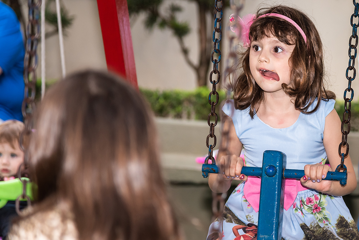 Amiga do João Bento com a língua de fora - ANIVERSÁRIO INFANTIL EM SÃO PAULO - FOTÓGRAFO DE ANIVERSÁRIO EM SÃO PAULO - ANIVERSÁRIO DO JOÃO BENTO - RODRIGO MARTIN FOTOGRAFIA