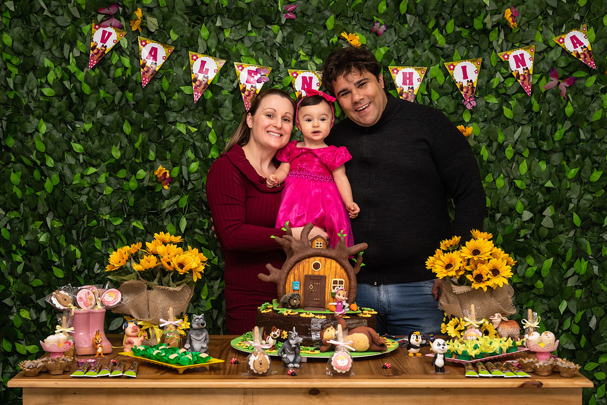 Valenthina com o papai e a mamãe na mesa de bolo - ENSAIO INFANTIL - MASHA E O URSO - FOTÓGRAFO DE ANIVERSÁRIO EM SÃO PAULO - PARUQE ECOLÓGICO DO TIETÊ - RODRIGO MARTIN FOTOGRAFIA