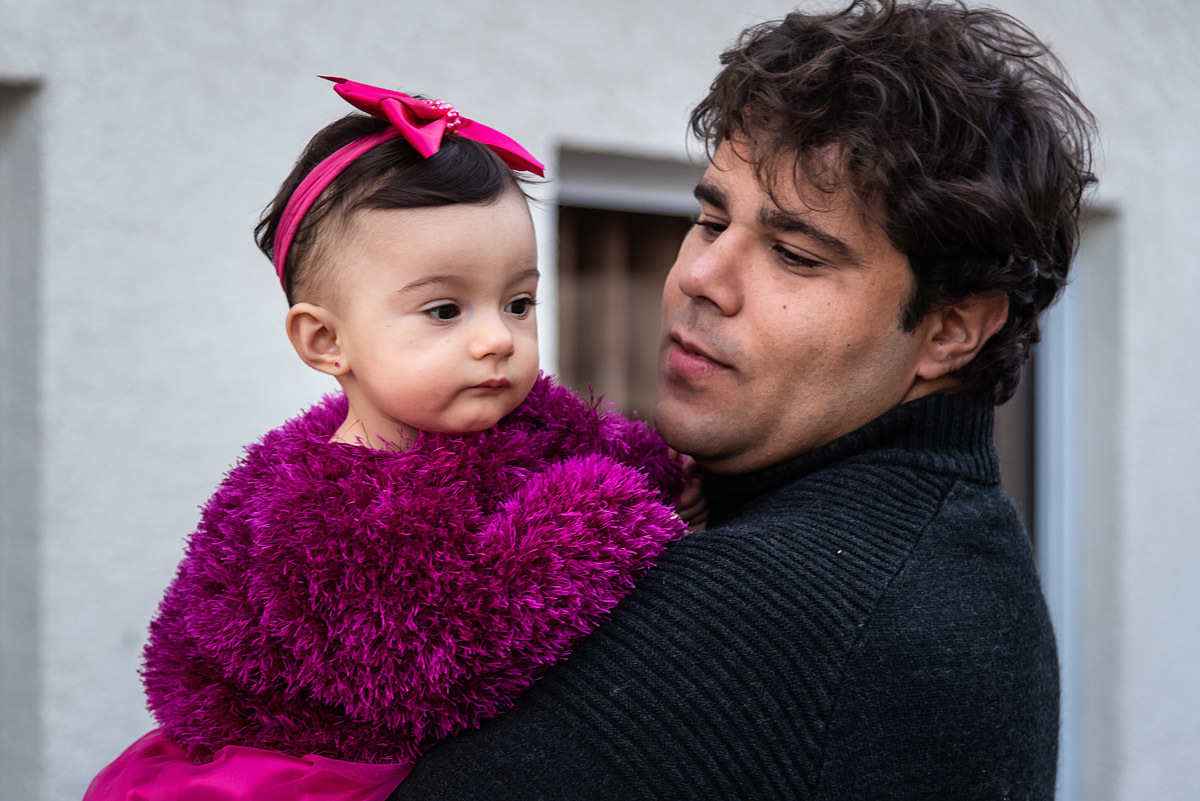 Valenthina no colo do papai olhando a piscina de bolinha - ENSAIO INFANTIL - MASHA E O URSO - FOTÓGRAFO DE ANIVERSÁRIO EM SÃO PAULO - PARUQE ECOLÓGICO DO TIETÊ - RODRIGO MARTIN FOTOGRAFIA