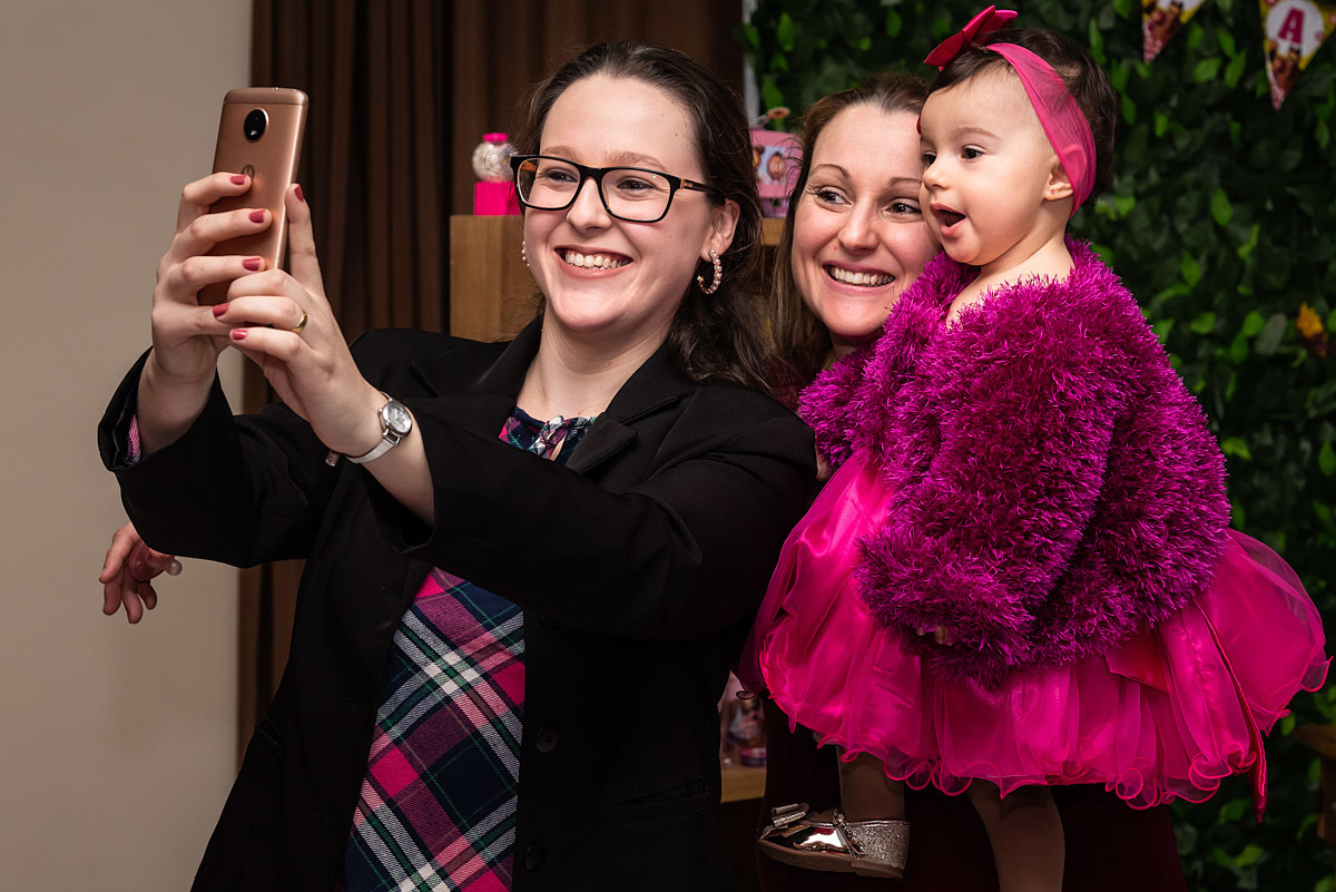 Valenthina fazendo selfie com a mamãe e a titia  - ENSAIO INFANTIL - MASHA E O URSO - FOTÓGRAFO DE ANIVERSÁRIO EM SÃO PAULO - PARUQE ECOLÓGICO DO TIETÊ - RODRIGO MARTIN FOTOGRAFIA