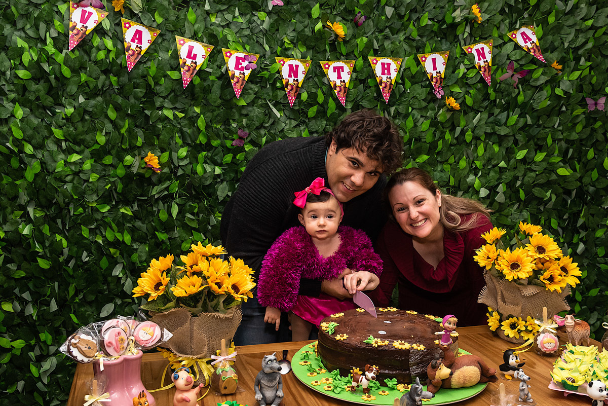 Cortando o primeiro pedaço do bolo - ENSAIO INFANTIL - MASHA E O URSO - FOTÓGRAFO DE ANIVERSÁRIO EM SÃO PAULO - PARUQE ECOLÓGICO DO TIETÊ - RODRIGO MARTIN FOTOGRAFIA