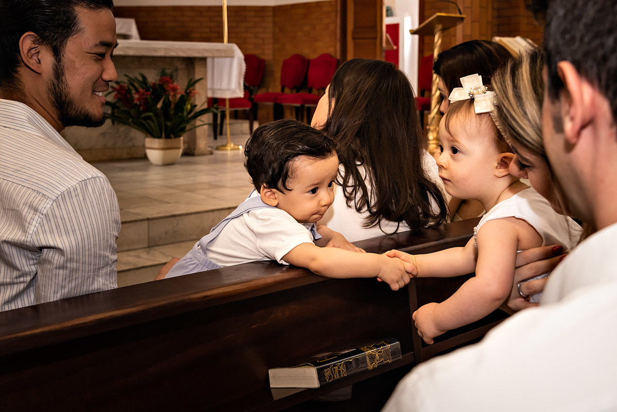 Pedro pegando na mão da menina - BATIZADO EM SÃO PAULO - FOTÓGRAFO DE BATIZADO EM SÃO PAULO - IGREJA SANTO INACIO DE LOIOLA - BATIZADO DO PEDRO - RODRIGO MARTIN FOTOGRAFIA