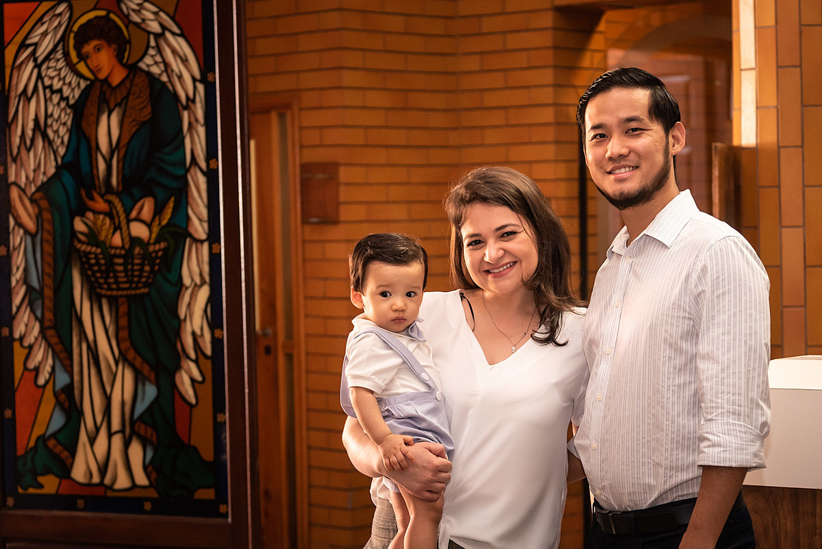 Pedro com Mamãe e Papai na entrada da Igreja - BATIZADO EM SÃO PAULO - FOTÓGRAFO DE BATIZADO EM SÃO PAULO - IGREJA SANTO INACIO DE LOIOLA - BATIZADO DO PEDRO - RODRIGO MARTIN FOTOGRAFIA