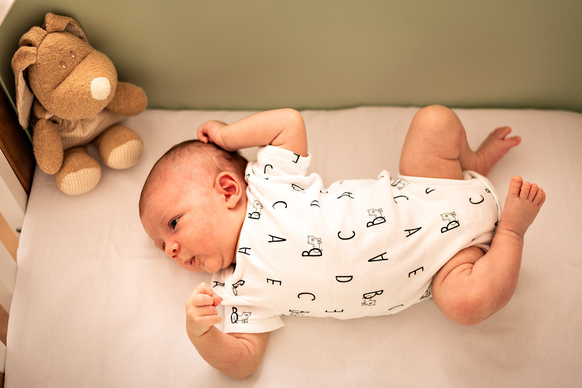 Guilherme no berço junto com seu ursinho - ENSAIO NEWBORN LIFESTYLE EM SÃO PAULO - ENSAIO NEWBORN DO GUILHERME - FOTÓGRAFO DE NEWBORN EM SÃO PAULO - FOTÓGRAFO DE FAMÍLIA EM SÃO PAULO - FOTÓGRAFO PROFISSIONAL EM SÃO PAULO - RODRIGO MARTIN FOTOGRAFIA