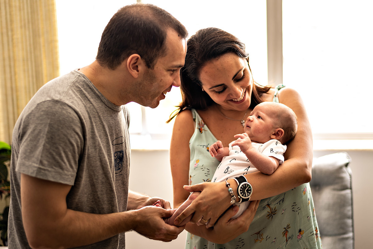 Pais brincando com Gui na sala - ENSAIO NEWBORN LIFESTYLE EM SÃO PAULO - ENSAIO NEWBORN DO GUILHERME - FOTÓGRAFO DE NEWBORN EM SÃO PAULO - FOTÓGRAFO DE FAMÍLIA EM SÃO PAULO - FOTÓGRAFO PROFISSIONAL EM SÃO PAULO - RODRIGO MARTIN FOTOGRAFIA