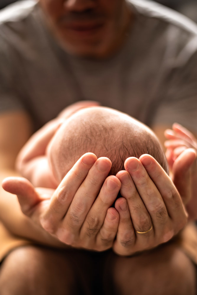 Cabeça do Gui envolta pelas mãos do papai - ENSAIO NEWBORN LIFESTYLE EM SÃO PAULO - ENSAIO NEWBORN DO GUILHERME - FOTÓGRAFO DE NEWBORN EM SÃO PAULO - FOTÓGRAFO DE FAMÍLIA EM SÃO PAULO - FOTÓGRAFO PROFISSIONAL EM SÃO PAULO - RODRIGO MARTIN FOTOGRAFIA
