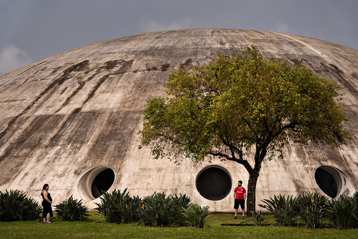 Os papais da Rafaela em frente a Oca e enorme ao fundo - ENSAIO GESTANTE EM SÃO PAULO - FOTOGRAFIA DE GESTANTE - FOTÓGRAFO DE GESTANTE EM SÃO PAULO - PARQUE IBIRAPUERA -  ESPERANDO RAFAELA - RODRIGO MARTIN FOTOGRAFIA