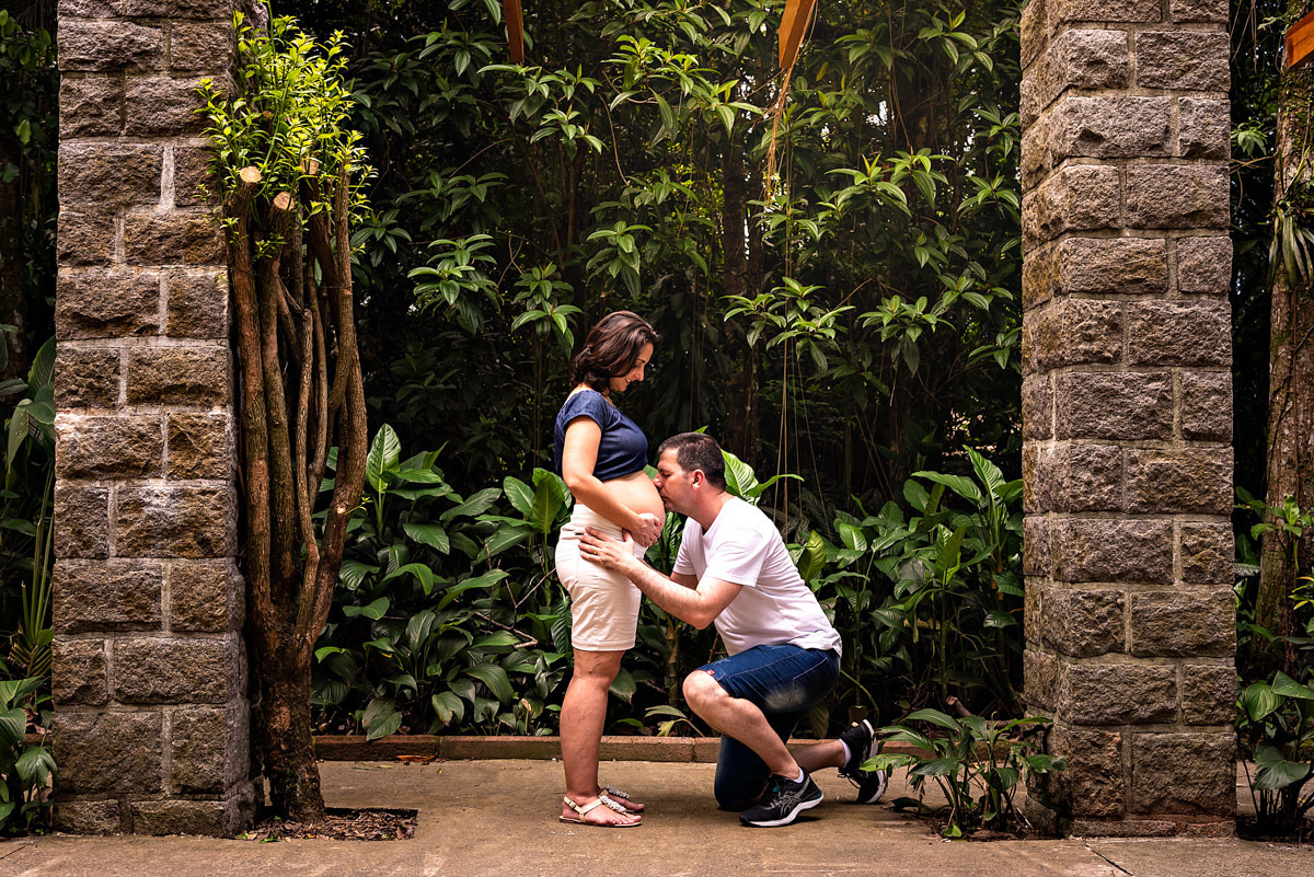 Marcio beijando a barriga da Camila - ENSAIO GESTANTE EM SANTOS - ORQUIDÁRIO DE SANTOS - ENSAIO GESTANTE - FOTOGRAFIA GESTANTE - FOTÓGRAFO DE GESTANTE EM SANTOS - RODRIGO MARTIN FOTOGRAFIA