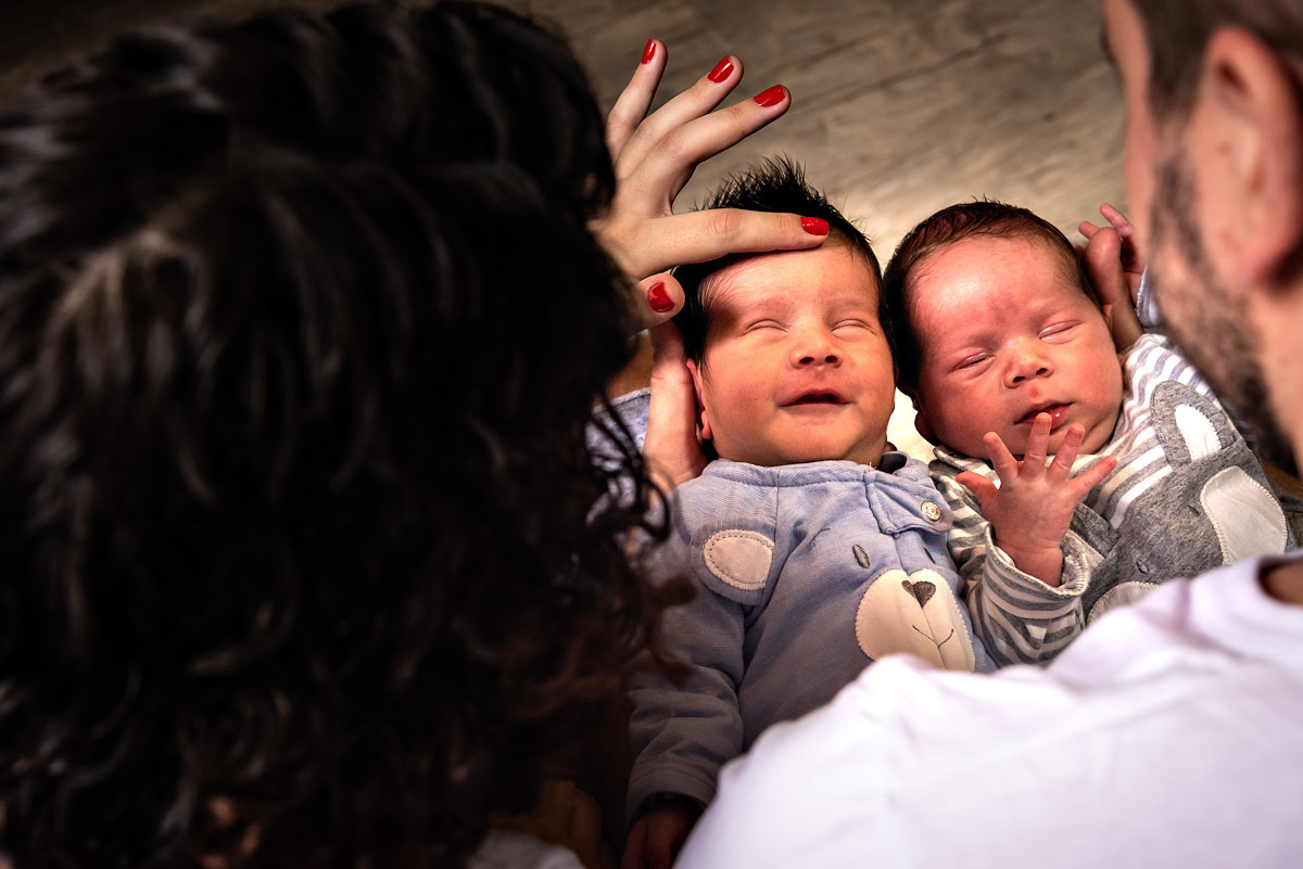 Gui sorrindo com a mamãe passando a mão na testa dele - ENSAIO NEWBORN LIFESTYLE EM SÃO PAULO - ENSAIO NEWBORN DE GÊMEOS - FOTÓGRAFO DE NEWBORN EM SÃO PAULO - RODRIGO MARTIN FOTOGRAFIA