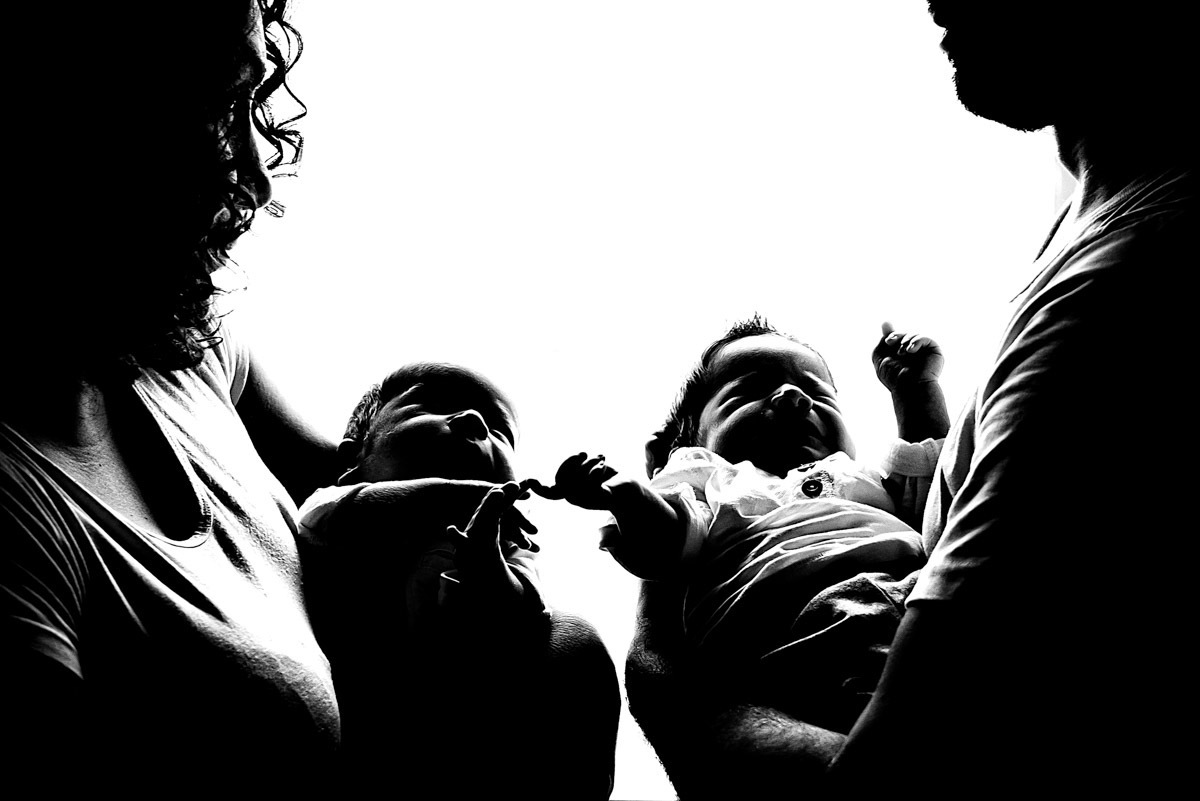 Silhueta do Ben e Gui no colo dos papais - ENSAIO NEWBORN LIFESTYLE EM SÃO PAULO - ENSAIO NEWBORN DE GÊMEOS - FOTÓGRAFO DE NEWBORN EM SÃO PAULO - RODRIGO MARTIN FOTOGRAFIA