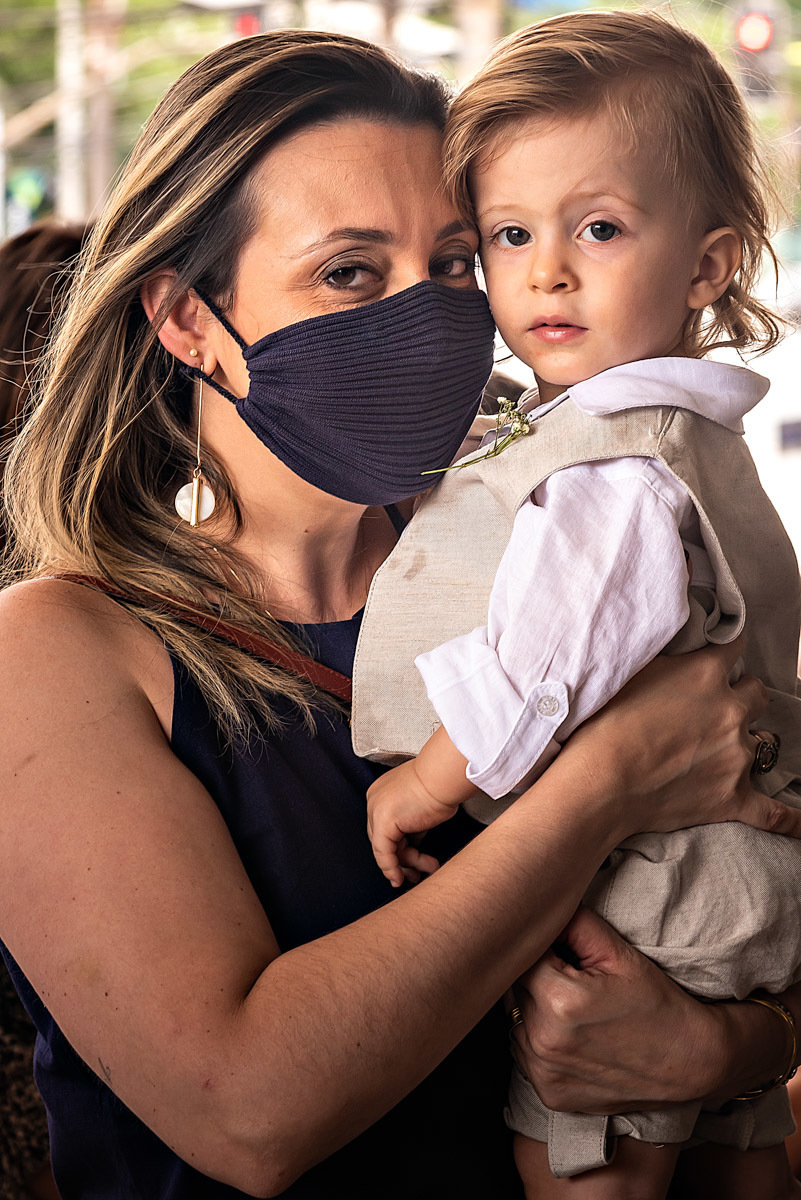 Fernando no colo da mãe e ambos posando para a foto - FOTOGRAFIA DE BATIZADO - SANTUÁRIO SÃO JUDAS TADEU - FOTÓGRAFO DE BATIZADO EM SÃO PAULO - RODRIGO MARTIN FOTOGRAFIA