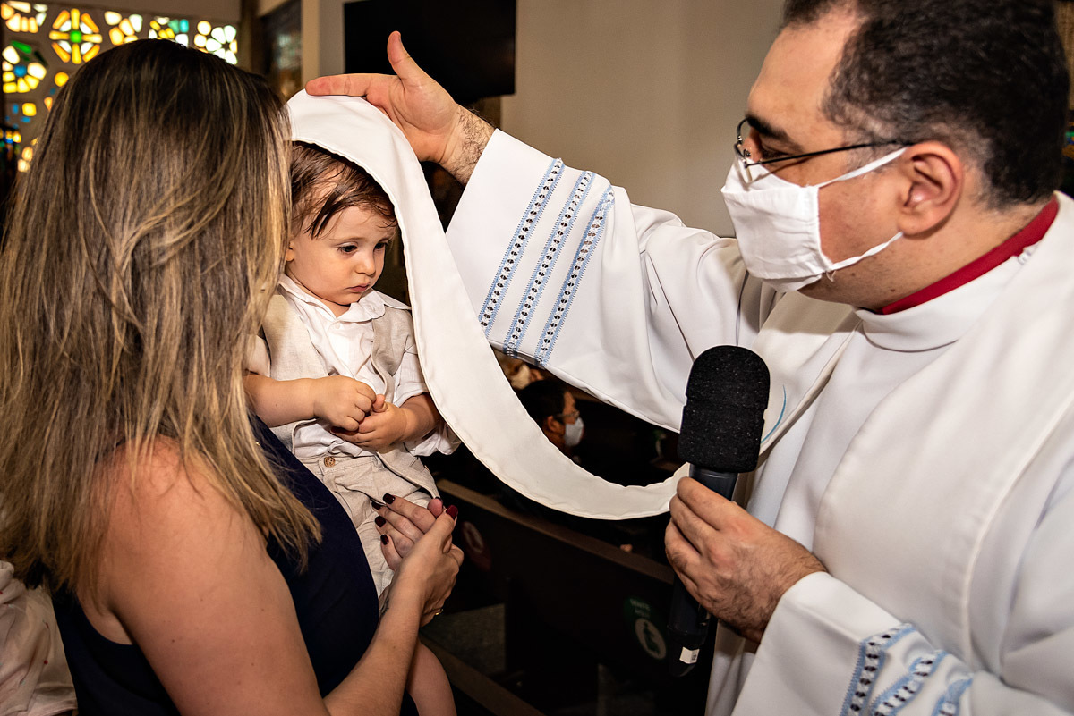 Mais uma benção do padre - FOTOGRAFIA DE BATIZADO - SANTUÁRIO SÃO JUDAS TADEU - FOTÓGRAFO DE BATIZADO EM SÃO PAULO - RODRIGO MARTIN FOTOGRAFIA