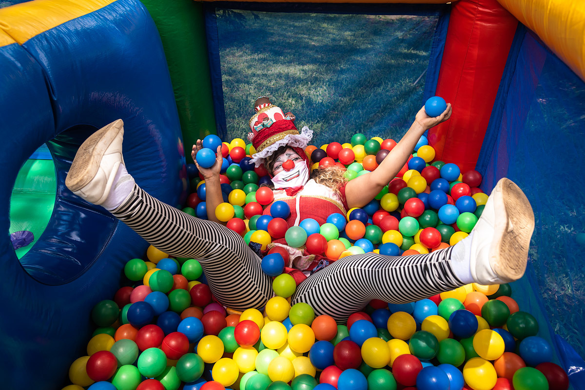 A palhaça na piscina de bolinha - FOTOGRAFIA DE ANIVERSÁRIO - FOTÓGRAFO DE ANIVERSÁRIO EM SÃO PAULO - ANIVERSÁRIO DO NICOLAS - RODRIGO MARTIN FOTOGRAFIA