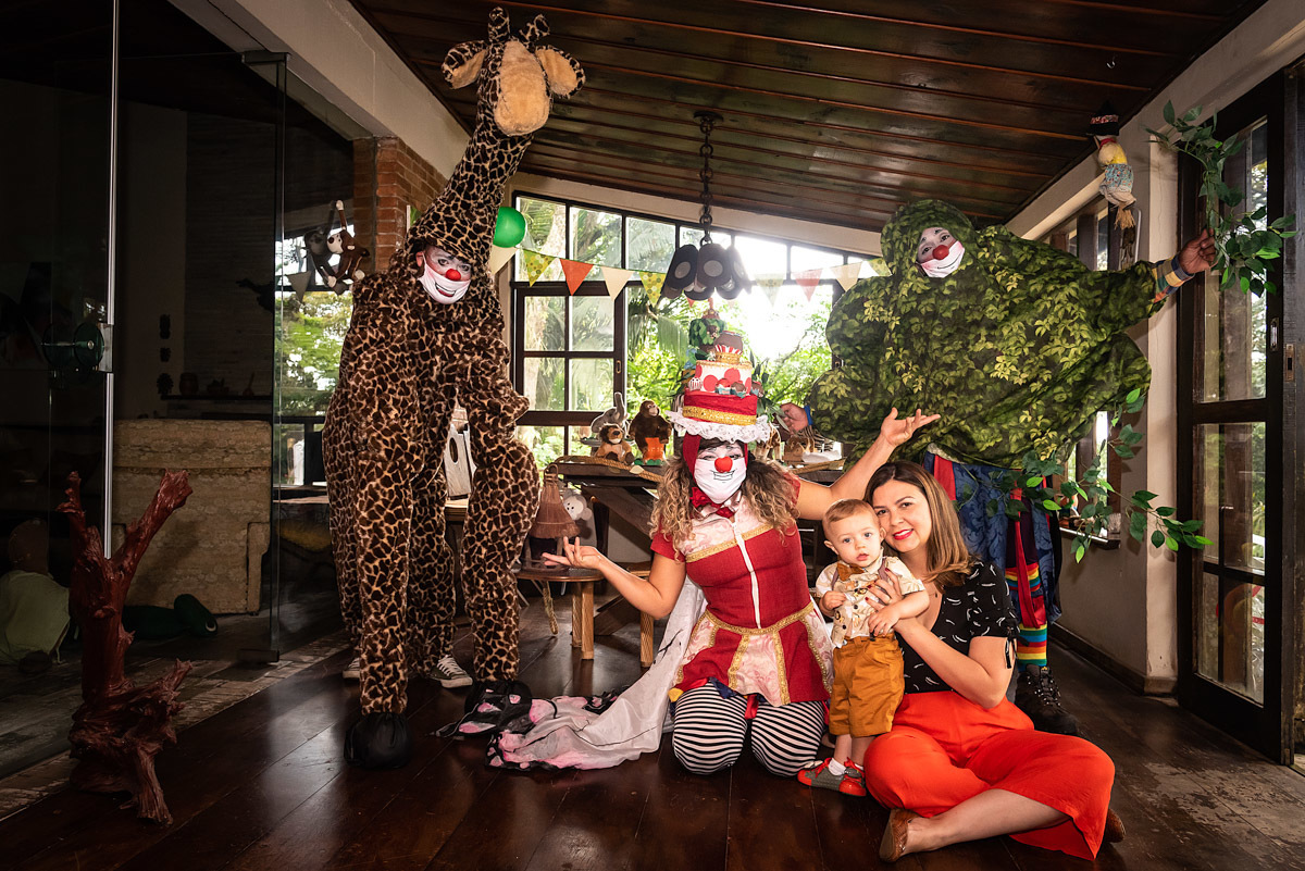 Os palhaços vestidos para o parabéns - FOTOGRAFIA DE ANIVERSÁRIO - FOTÓGRAFO DE ANIVERSÁRIO EM SÃO PAULO - ANIVERSÁRIO DO NICOLAS - RODRIGO MARTIN FOTOGRAFIA