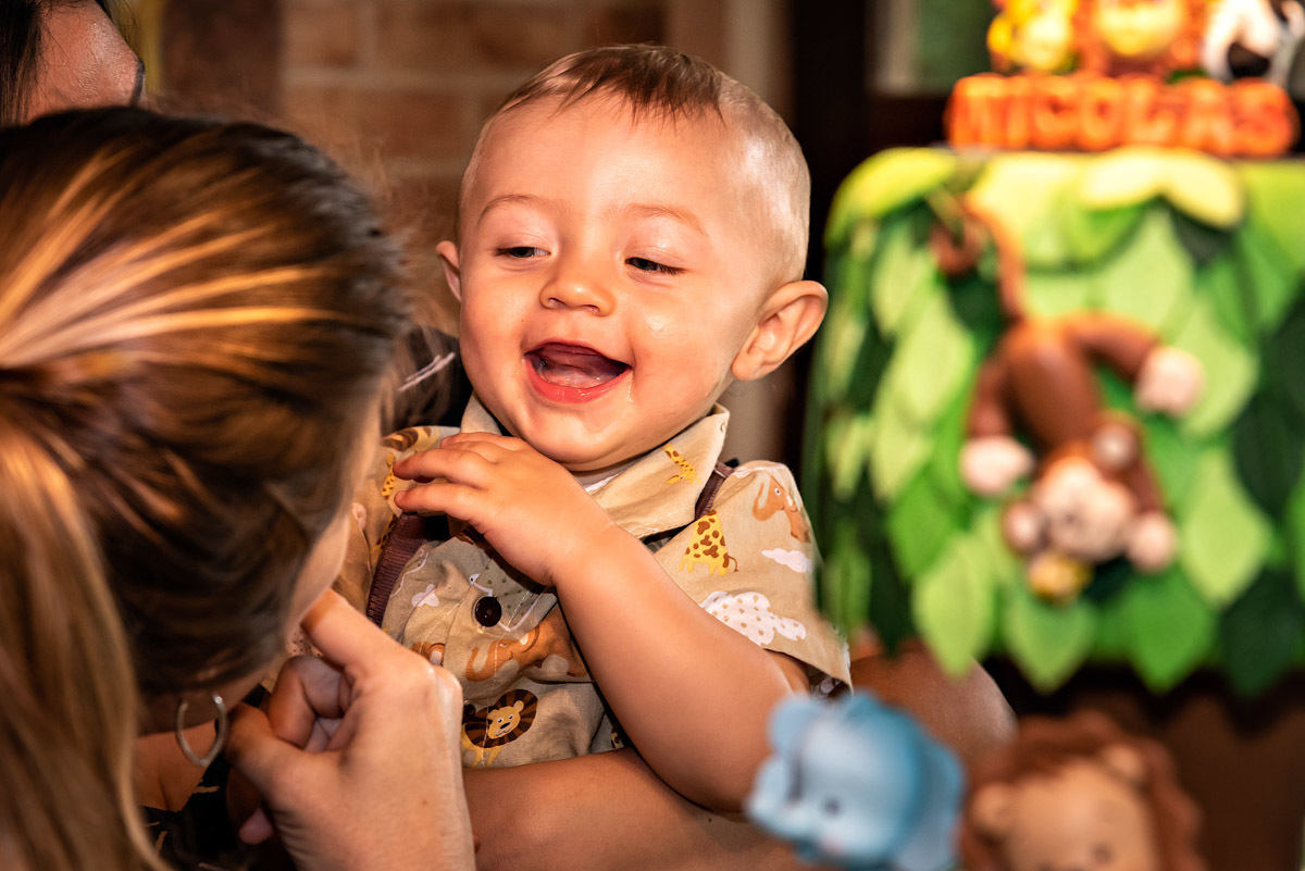 Nicolas rindo ao lado do bolo - FOTOGRAFIA DE ANIVERSÁRIO - FOTÓGRAFO DE ANIVERSÁRIO EM SÃO PAULO - ANIVERSÁRIO DO NICOLAS - RODRIGO MARTIN FOTOGRAFIA