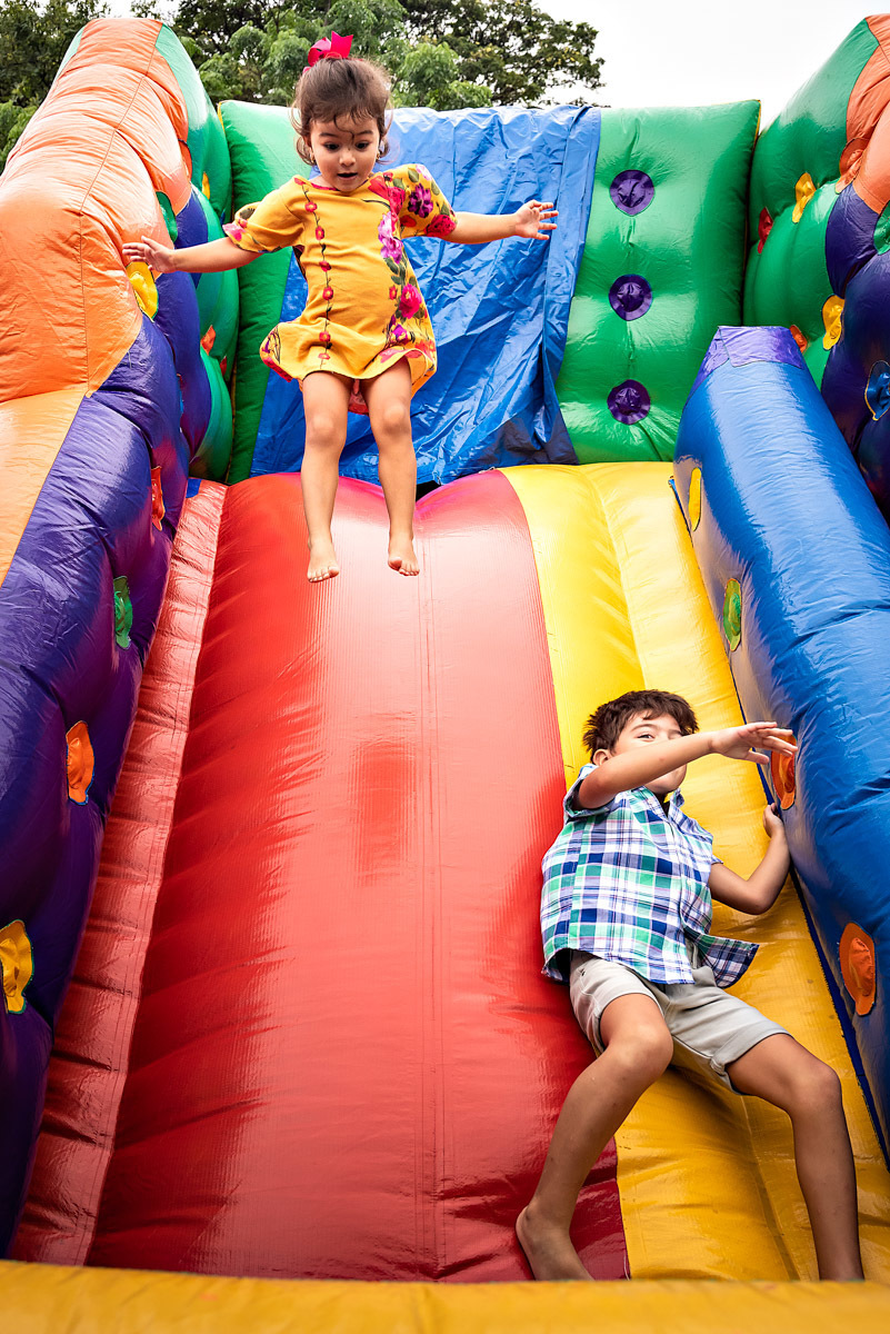 Primos da Maria Clara descendo escorregando e pulando do escorregador inflável - FOTOGRAFIA DE ANIVERSÁRIO - FOTÓGRAFO DE ANIVERSÁRIO EM SÃO PAULO - ANIVERSÁRIO MARIA CLARA - FOTÓGRAFO PROFISSIONAL - FOTÓGRAFO DE FAMÍLIA - RODRIGO MARTIN FOTOGRAFIA