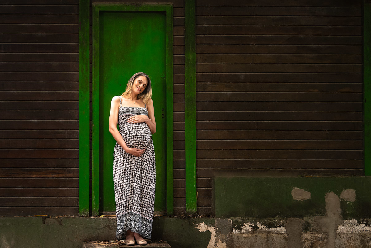 Gestante em frente a porta verde de uma cabana - ESPERANDO EMANUEL - ENSAIO GESTANTE EM SÃO PAULO - FOTÓGRAFO DE GESTANTE EM SÃO PAULO - PARQUE DA ÁGUA BRANCA - FOTÓGRAFO PROFISSIONAL EM SÃO PAULO - RODRIGO MARTIN - RODRIGO MARTIN FOTOGRAFIA