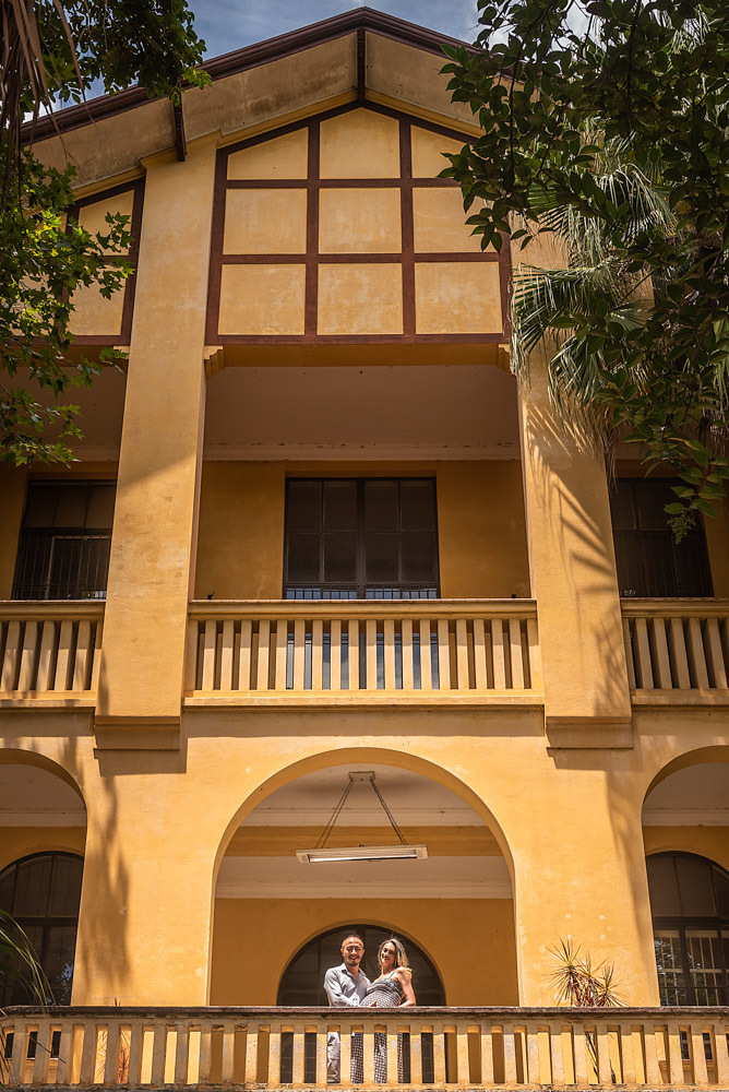 Gestante e marido numa edificação do parque - ESPERANDO EMANUEL - ENSAIO GESTANTE EM SÃO PAULO - FOTÓGRAFO DE GESTANTE EM SÃO PAULO - PARQUE DA ÁGUA BRANCA - FOTÓGRAFO PROFISSIONAL EM SÃO PAULO - RODRIGO MARTIN - RODRIGO MARTIN FOTOGRAFIA