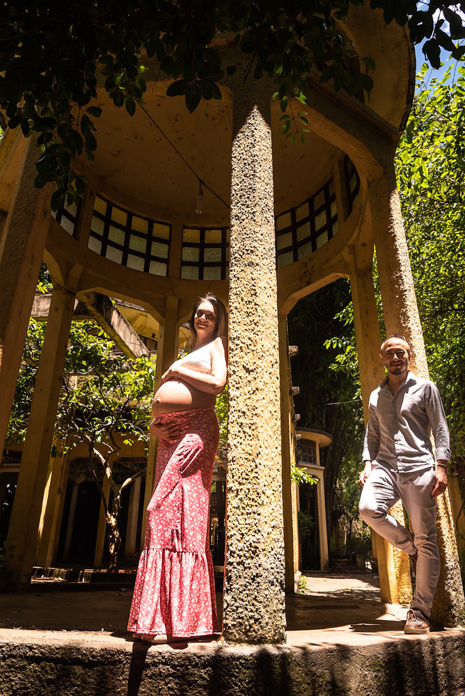 Gestante e marido em edificação no parque - ESPERANDO EMANUEL - ENSAIO GESTANTE EM SÃO PAULO - FOTÓGRAFO DE GESTANTE EM SÃO PAULO - PARQUE DA ÁGUA BRANCA - FOTÓGRAFO PROFISSIONAL EM SÃO PAULO - RODRIGO MARTIN - RODRIGO MARTIN FOTOGRAFIA