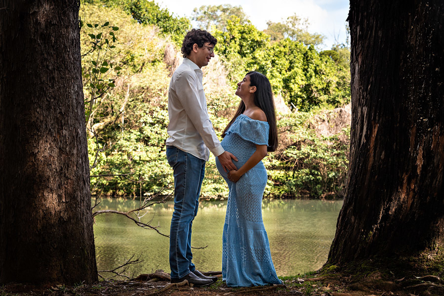 Samuel e Victoria enquadrados por árvores - ENSAIO GESTANTE - BECO DO BATMAN - PARQUE IBIRAPUERA - FOTÓGRAFO PROFISSIONAL - FOTÓGRAFO DE GESTANTE - GRÁVIDAS - RODRIGO MARTIN FOTOGRAFIA