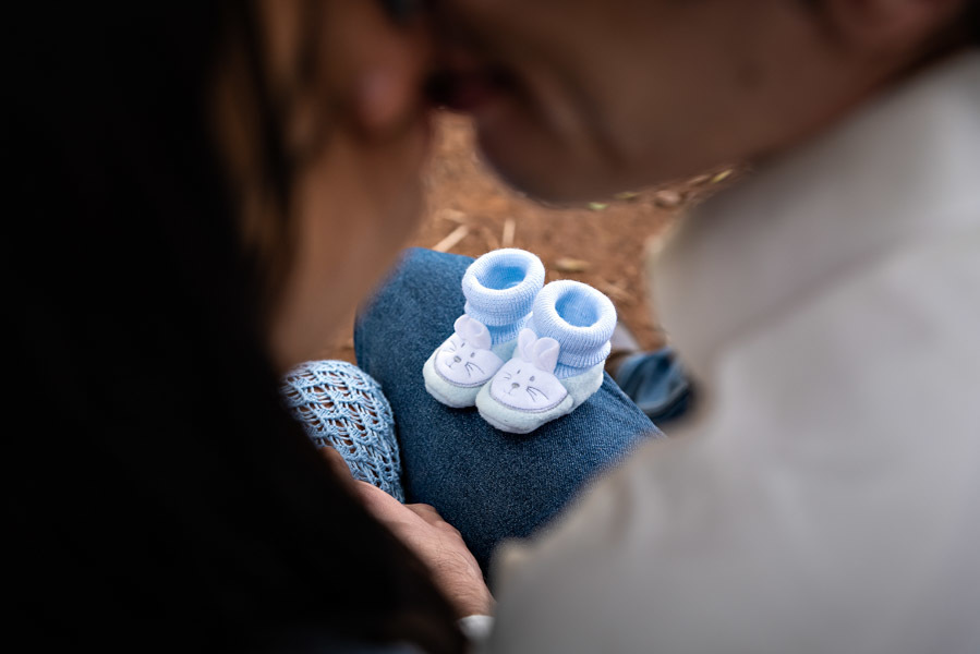 Sapatinhos da Mila entre Victoria e Samuel se beijando - ENSAIO GESTANTE - BECO DO BATMAN - PARQUE IBIRAPUERA - FOTÓGRAFO PROFISSIONAL - FOTÓGRAFO DE GESTANTE - GRÁVIDAS - RODRIGO MARTIN FOTOGRAFIA