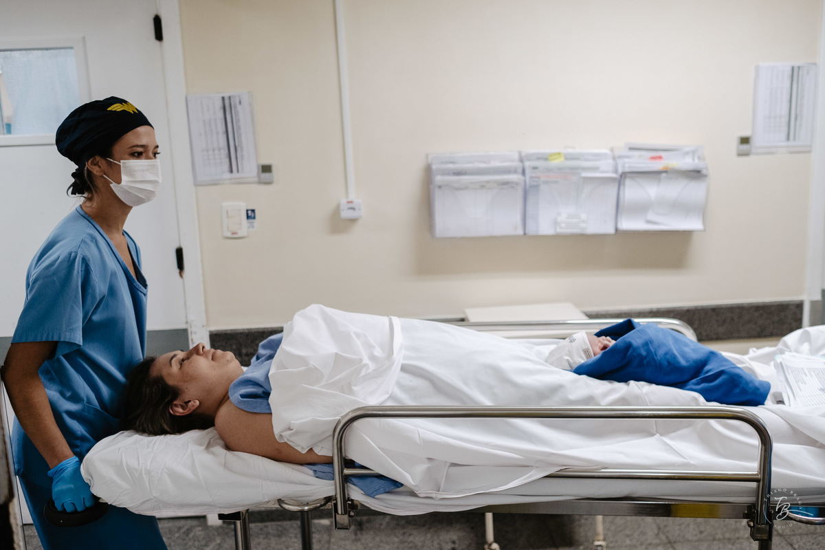 O dia do nascimento da Valentina na maternidade Santa Helena em Florianópolis, parto cesárea, fotografado por Thiago Braga.