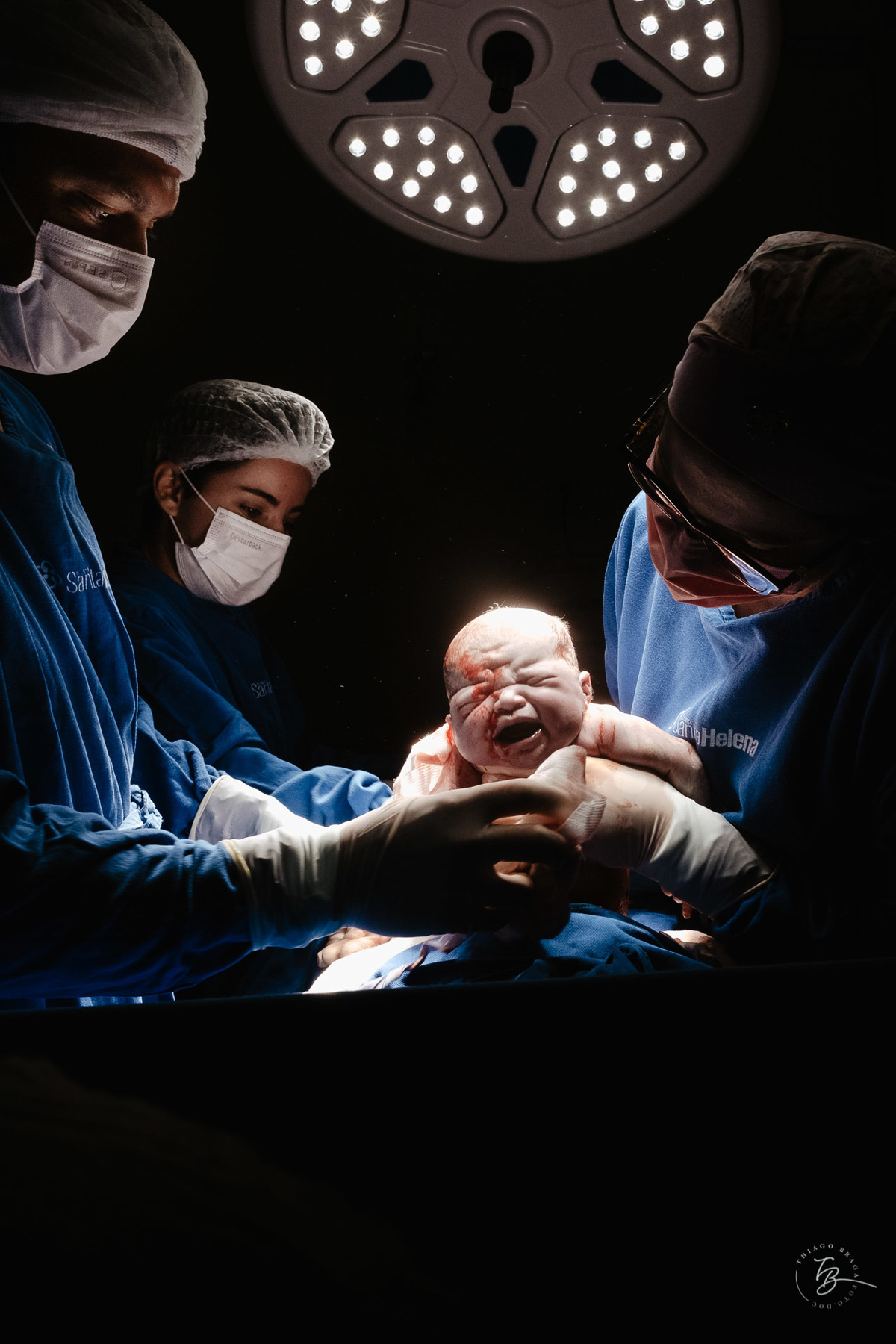 O dia do nascimento da Valentina na maternidade Santa Helena em Florianópolis, parto cesárea, fotografado por Thiago Braga.