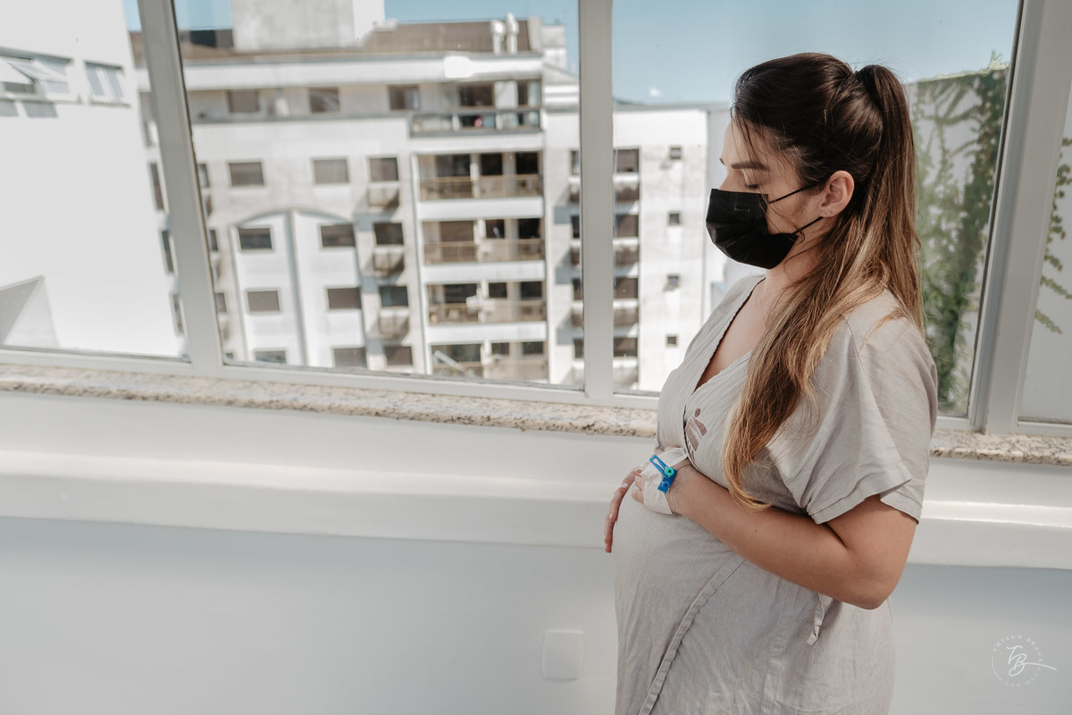 Fotografia de nascimento na maternidade ilha por Thiago Braga