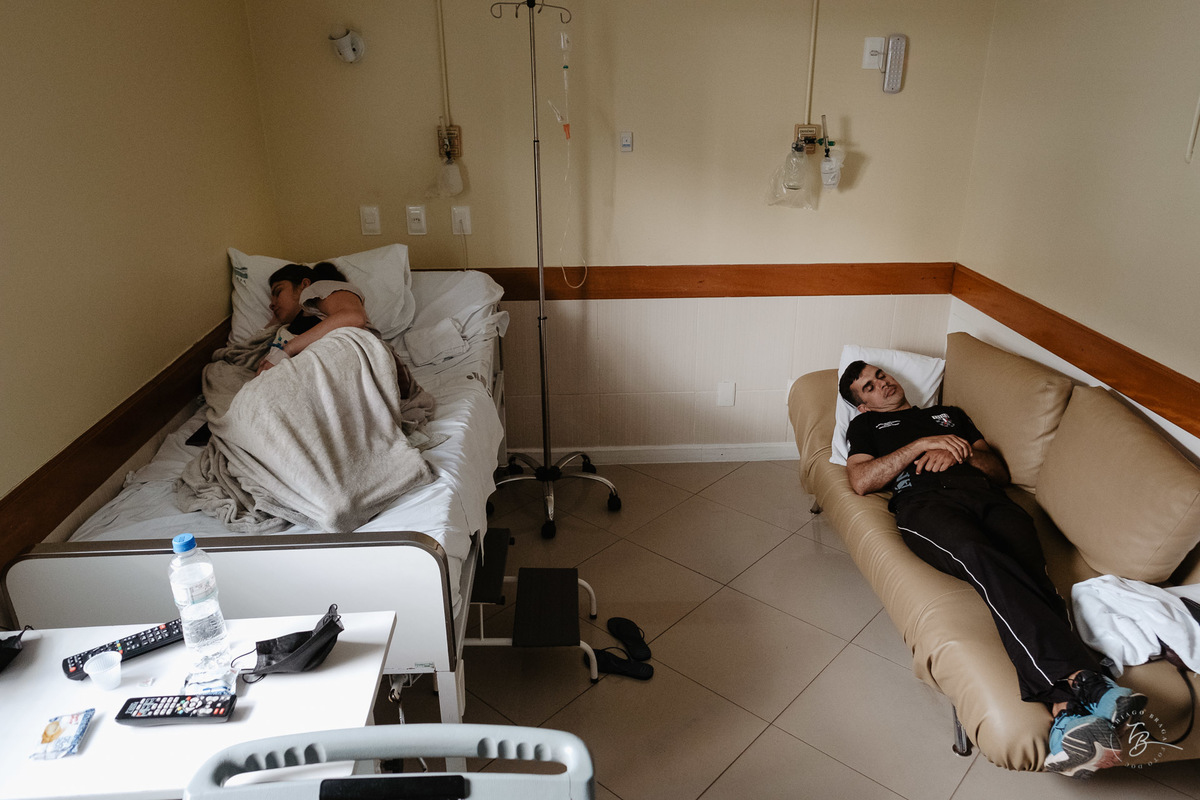 Fotografia de nascimento na maternidade ilha por Thiago Braga