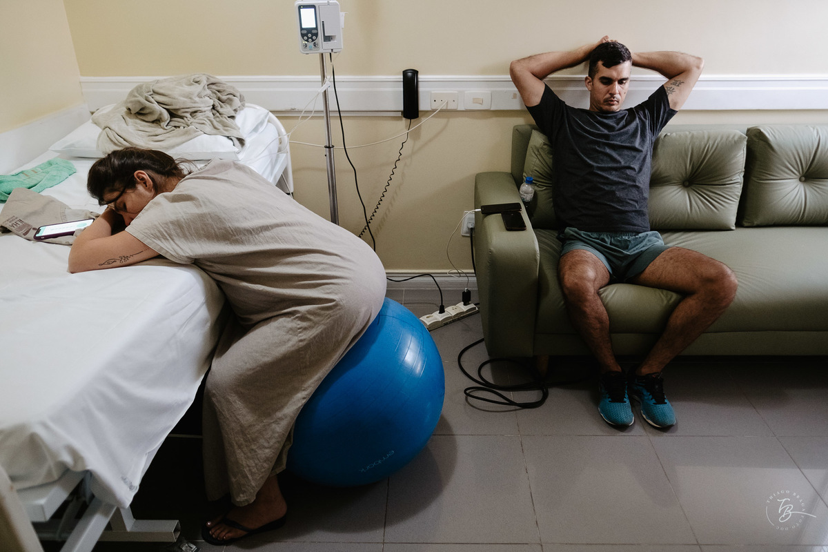 Fotografia de nascimento na maternidade ilha por Thiago Braga