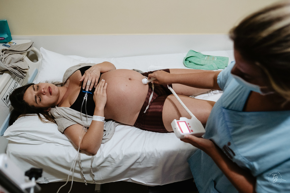 Fotografia de nascimento na maternidade ilha por Thiago Braga