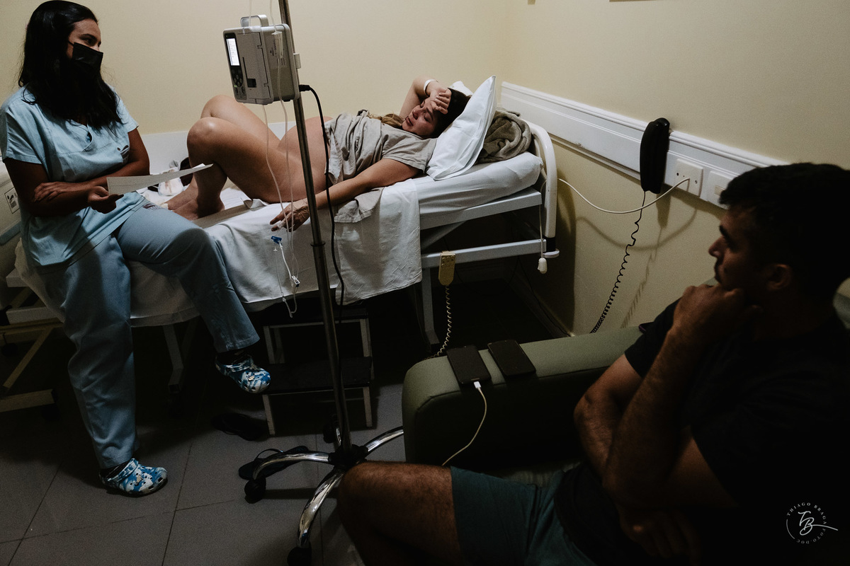 Fotografia de nascimento na maternidade ilha por Thiago Braga