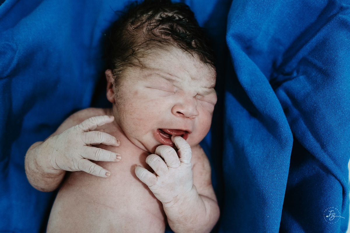 Fotografia de nascimento na maternidade ilha por Thiago Braga