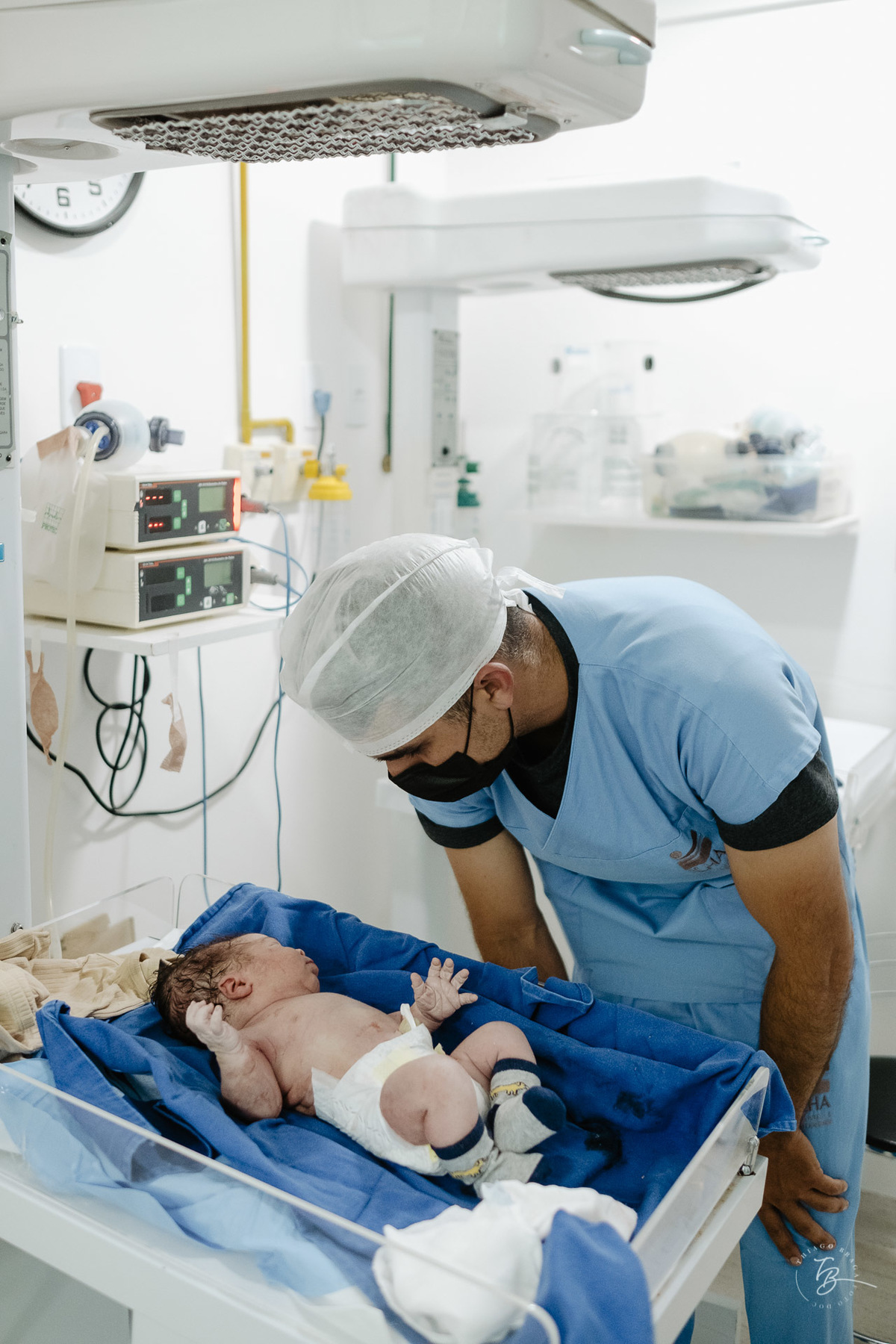 Fotografia de nascimento na maternidade ilha por Thiago Braga