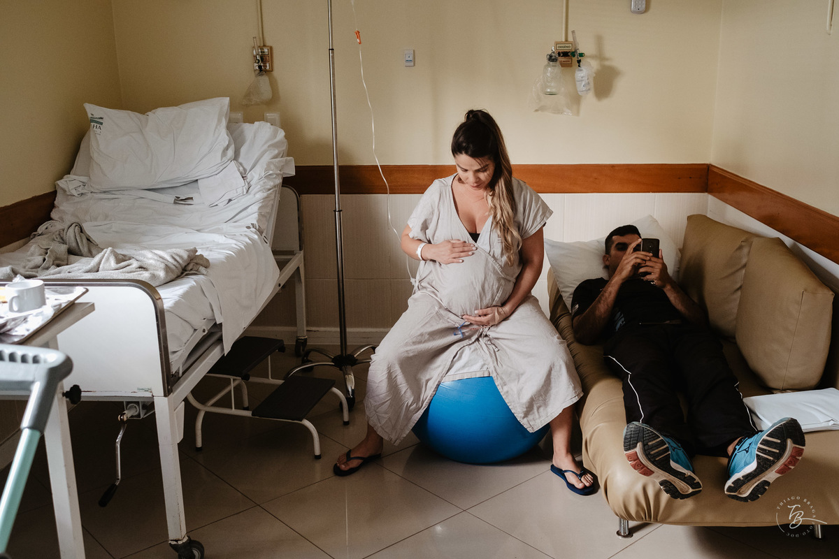 Fotografia de nascimento na maternidade ilha por Thiago Braga