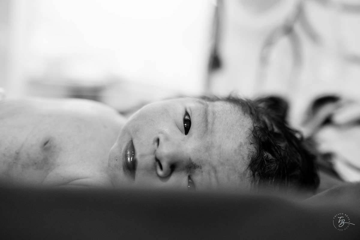 Fotografia de nascimento na maternidade ilha por Thiago Braga