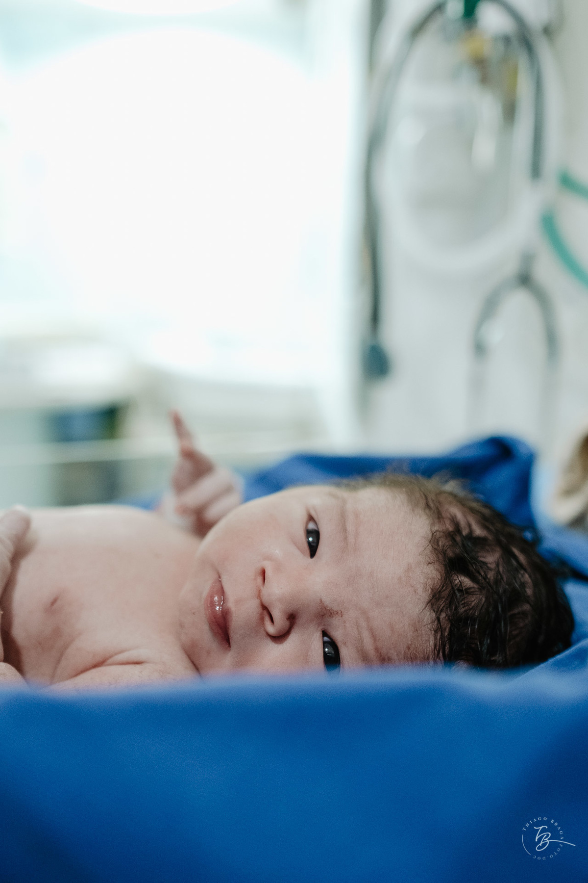 Fotografia de nascimento na maternidade ilha por Thiago Braga