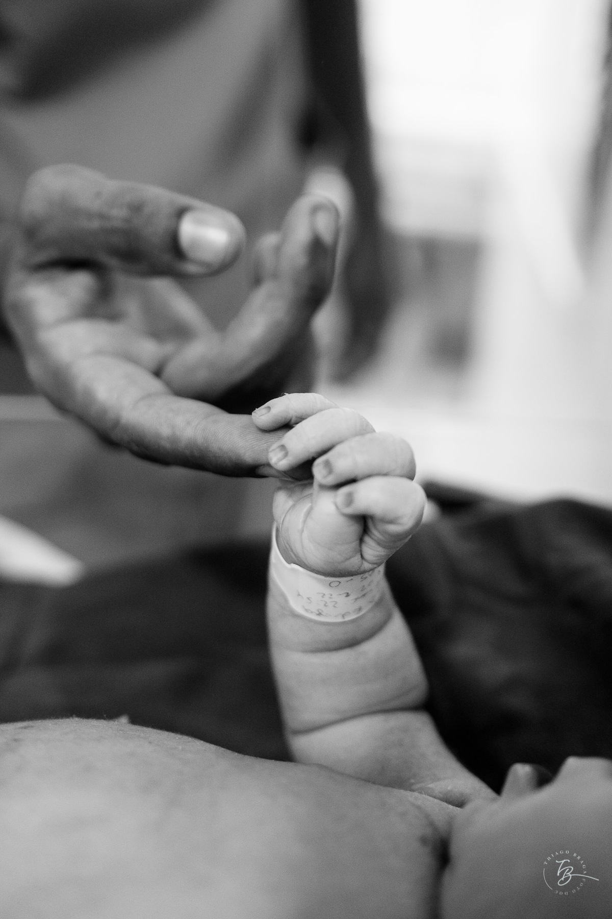 Fotografia de nascimento na maternidade ilha por Thiago Braga