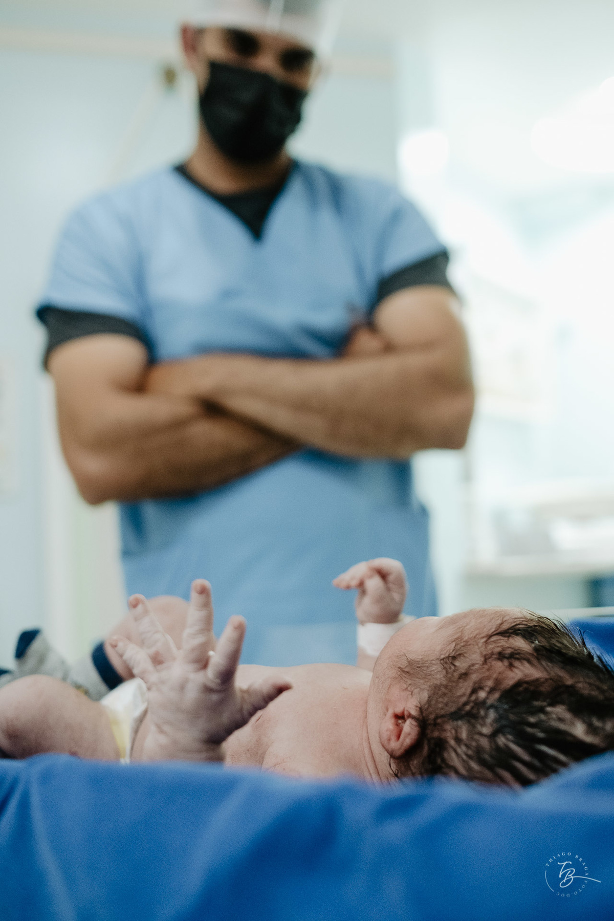 Fotografia de nascimento na maternidade ilha por Thiago Braga