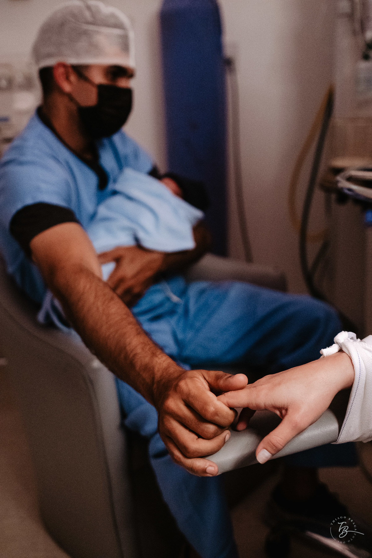 Fotografia de nascimento na maternidade ilha por Thiago Braga