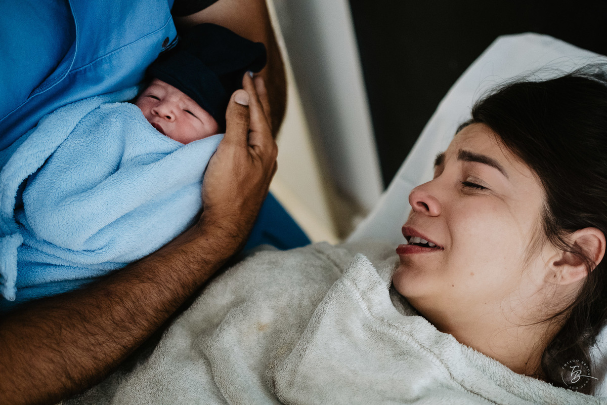 Fotografia de nascimento na maternidade ilha por Thiago Braga