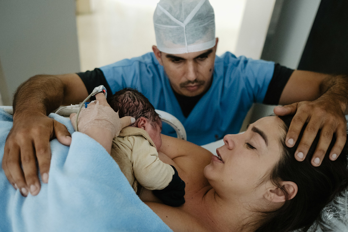 Fotografia de nascimento na maternidade ilha por Thiago Braga