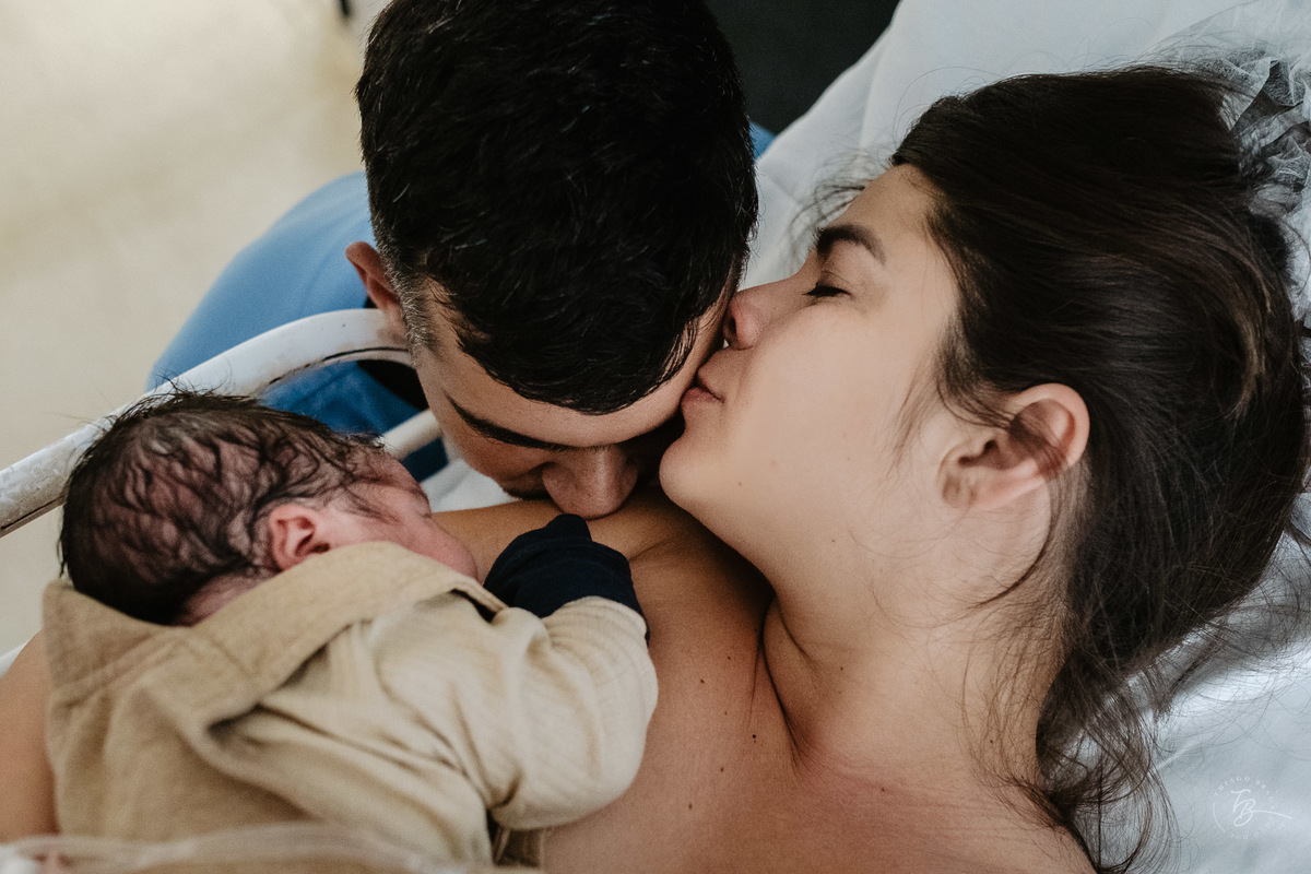 Fotografia de nascimento na maternidade ilha por Thiago Braga