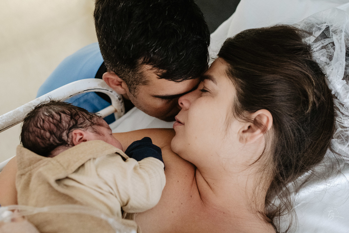 Fotografia de nascimento na maternidade ilha por Thiago Braga