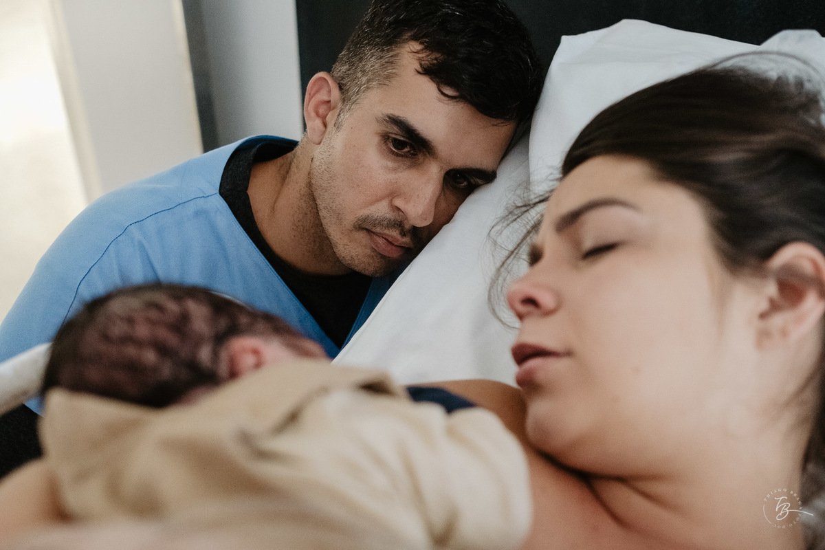 Fotografia de nascimento na maternidade ilha por Thiago Braga