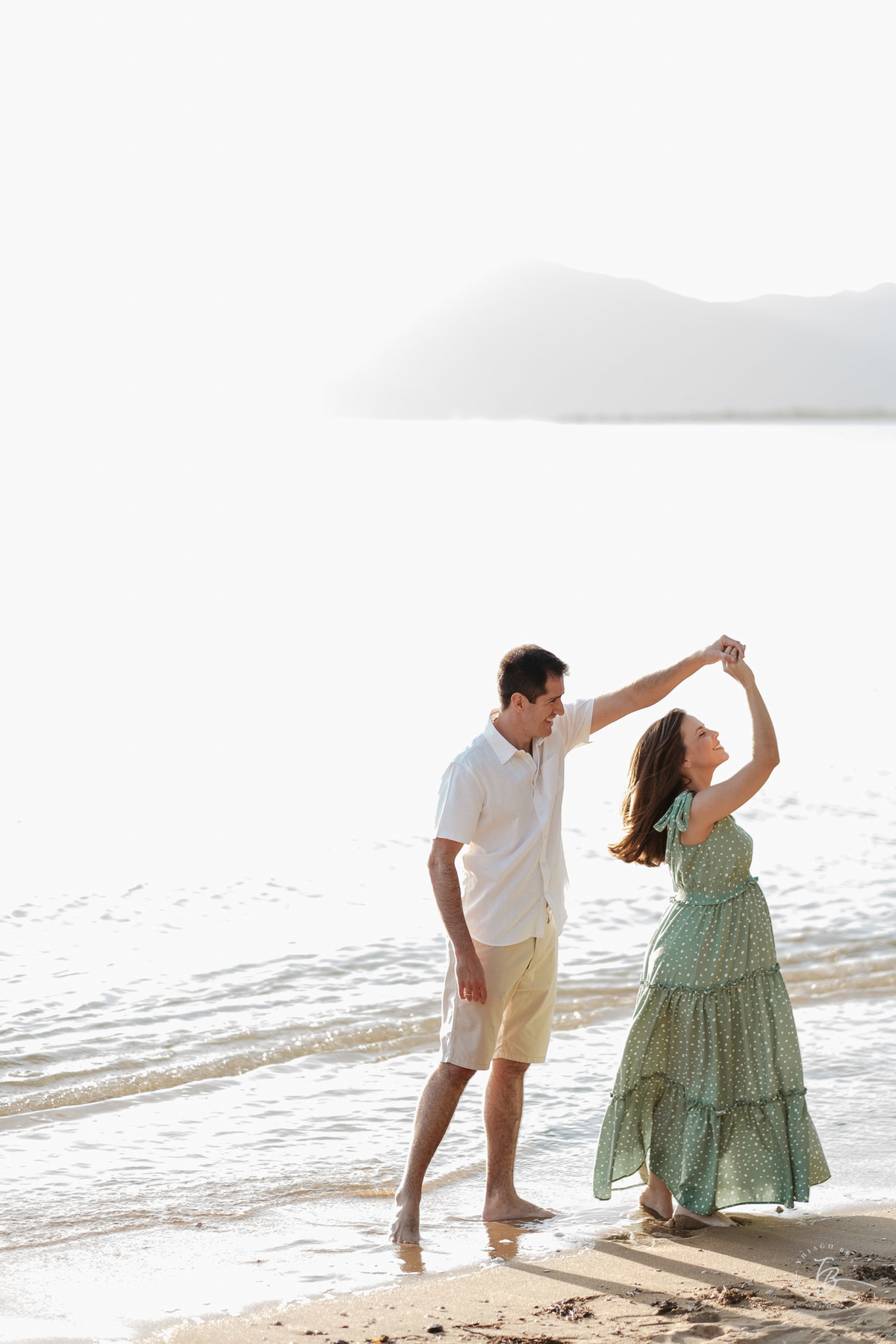 Ensaio no por do sol de sambaqui, em Florianópolis, gestante, a espera da Beatriz, por Thiago Braga fotografia. 