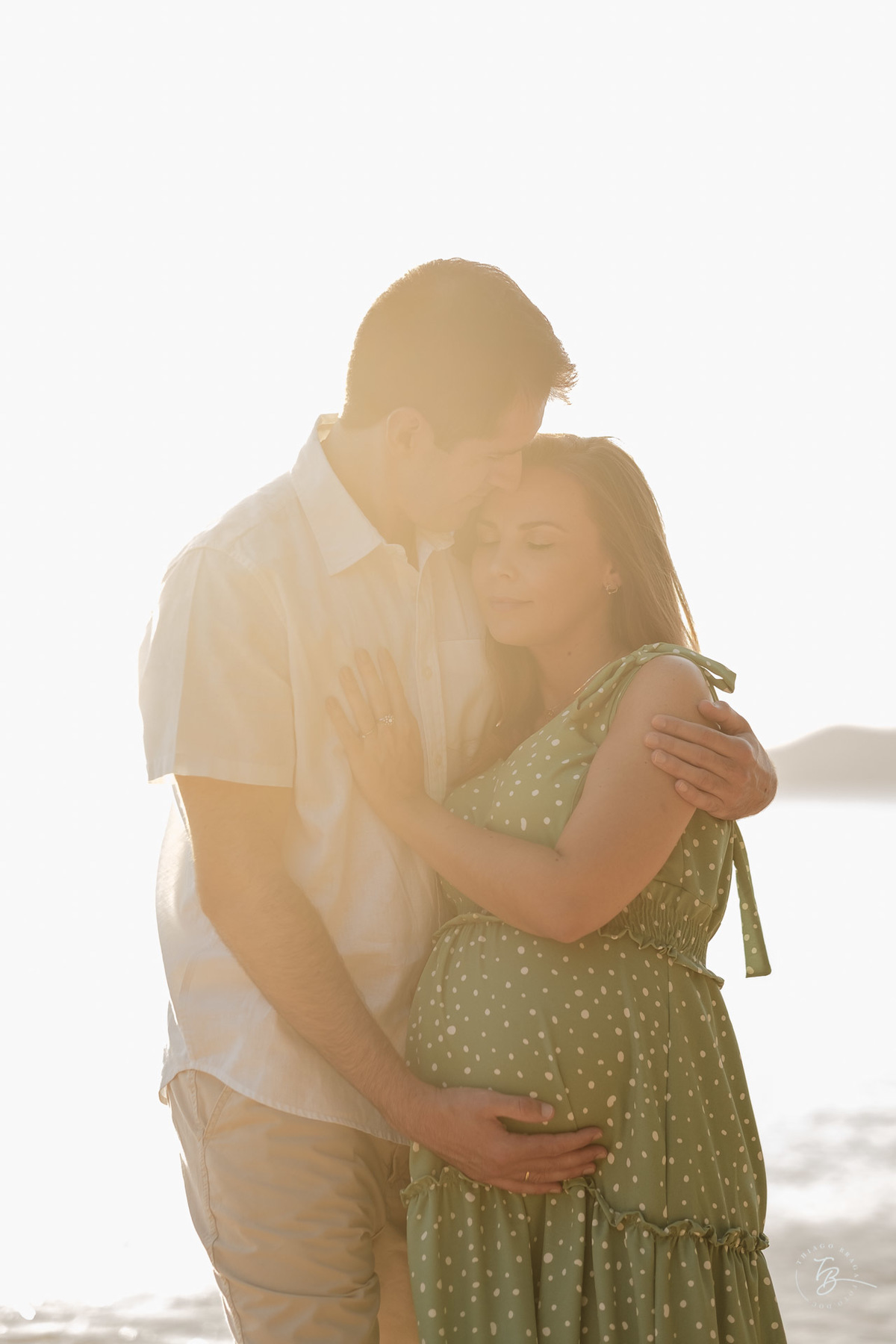 Ensaio no por do sol de sambaqui, em Florianópolis, gestante, a espera da Beatriz, por Thiago Braga fotografia. 
